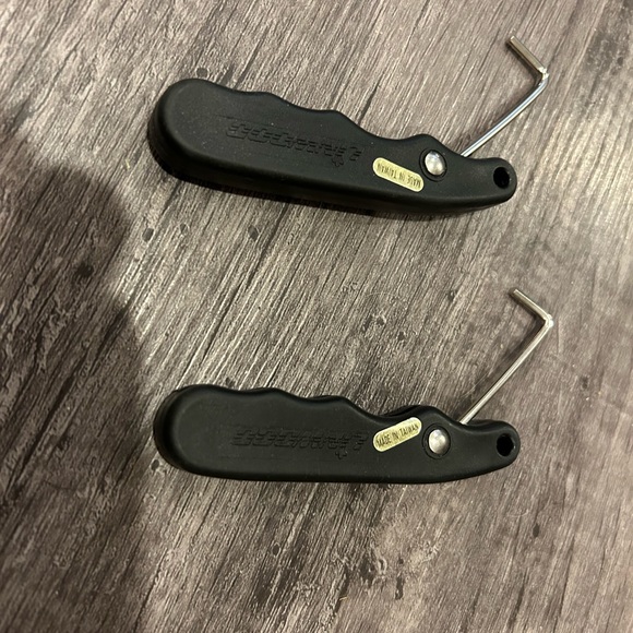 Skate lace hook. For tightening skates. 2 pack. Like new. - Picture 3 of 3